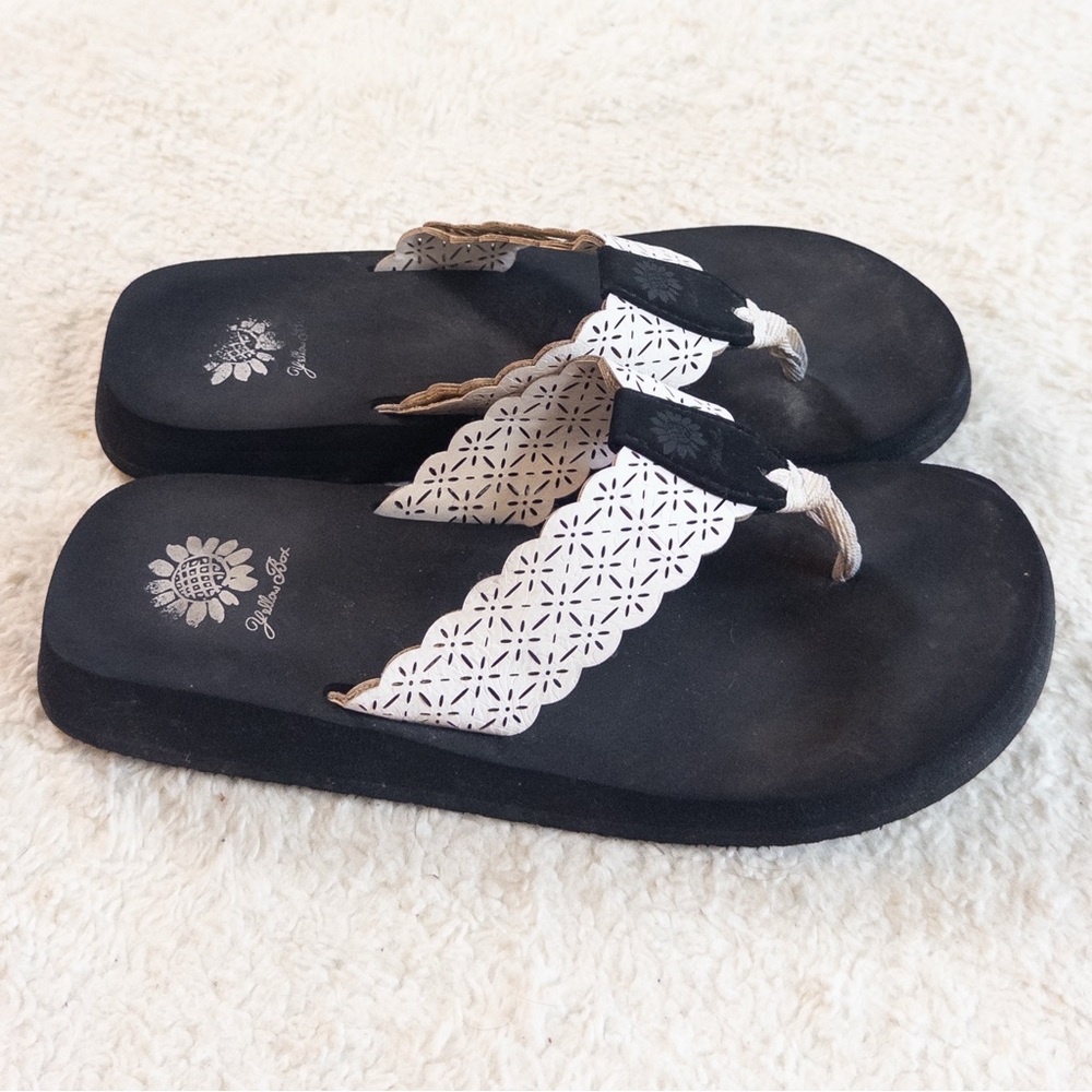 Yellow Box White Cutout Faux Leather Flip Flops Women’s Size 8 - Picture 7 of 8